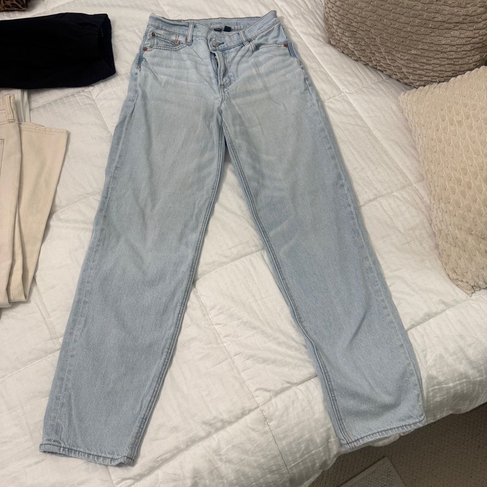 AmericanâEagle âStrigidâ Light Wash Straight Leg Jeans | Size 2 Regular - Picture 2 of 10